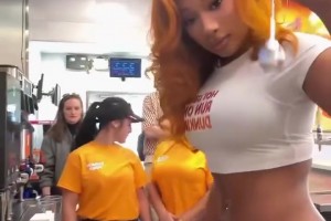 会怀念嘛？此前克莱和女友梅根光临代言的奶茶店甜蜜无比！